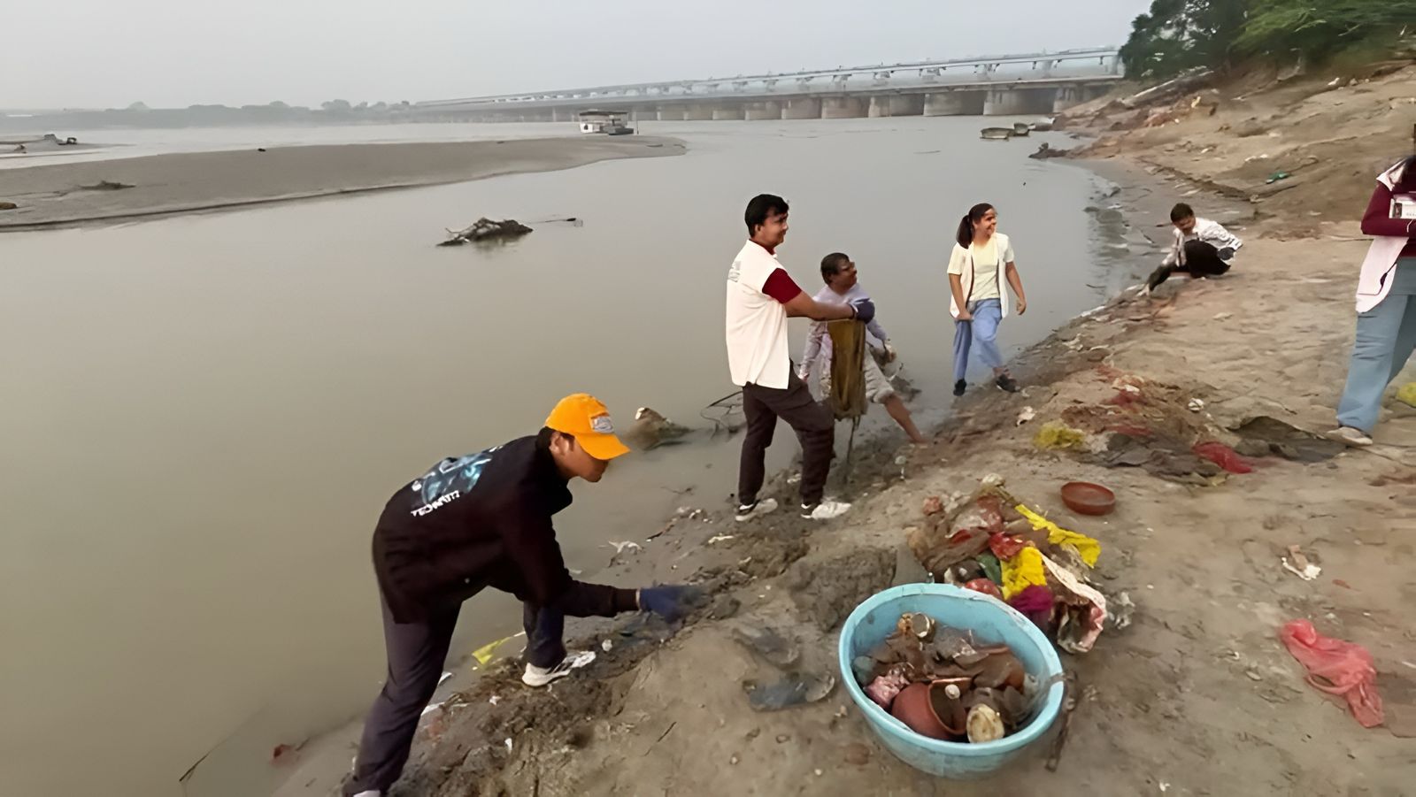IIT कानपुर की टेककृति टीम ने गंगा बैराज में चलाया स्वच्छता अभियान