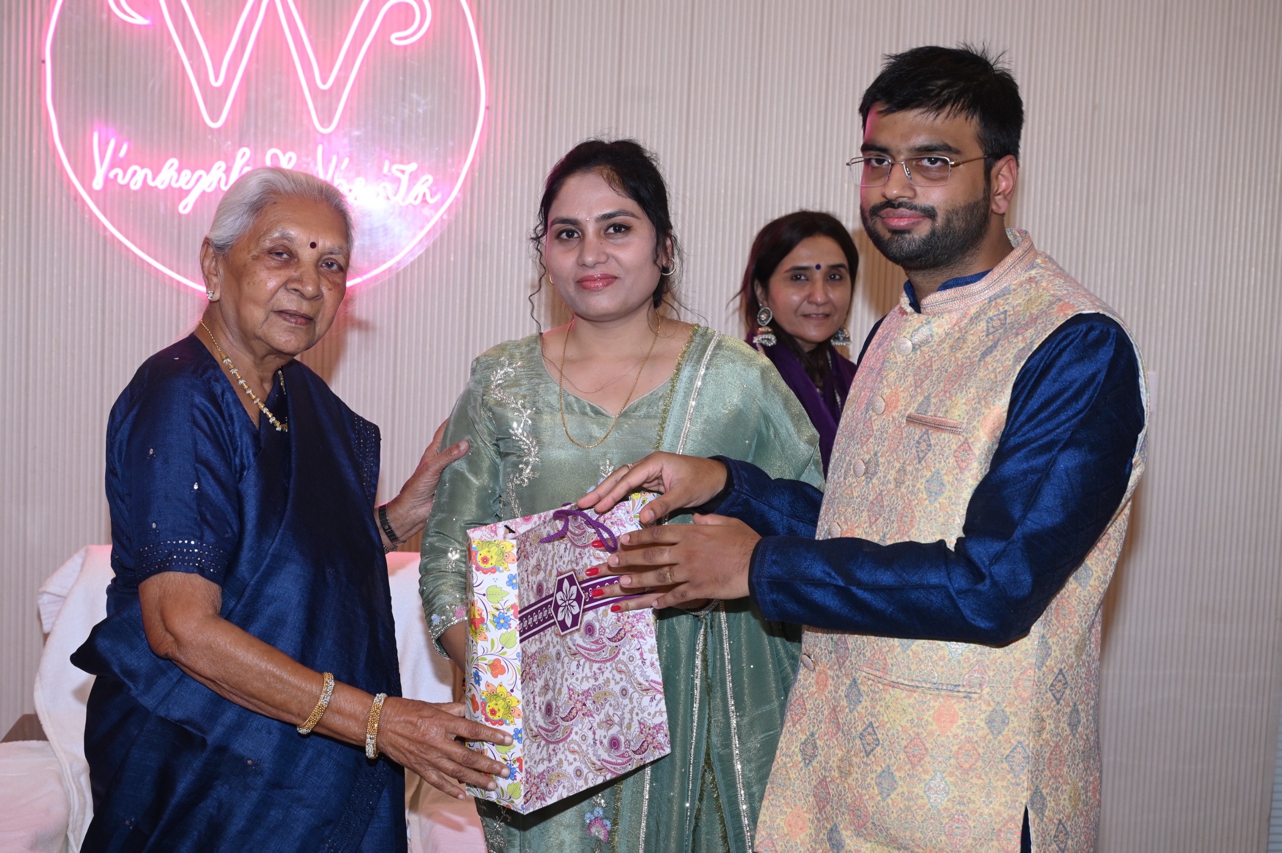 कानपुर पहुंची प्रदेश की राज्यपाल, कुलपति के बेटे को दिया आशीर्वाद