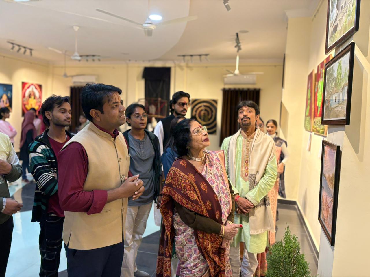 छत्रपति शाहूजी महाराज विश्वविद्यालय के ललित कला संस्थान की ओर से कृतित्व कला दीर्घा में “अंतर–दर्शन” शीर्षक पर भव्य समूह कला प्रदर्शनी का आयोजन हुआ।