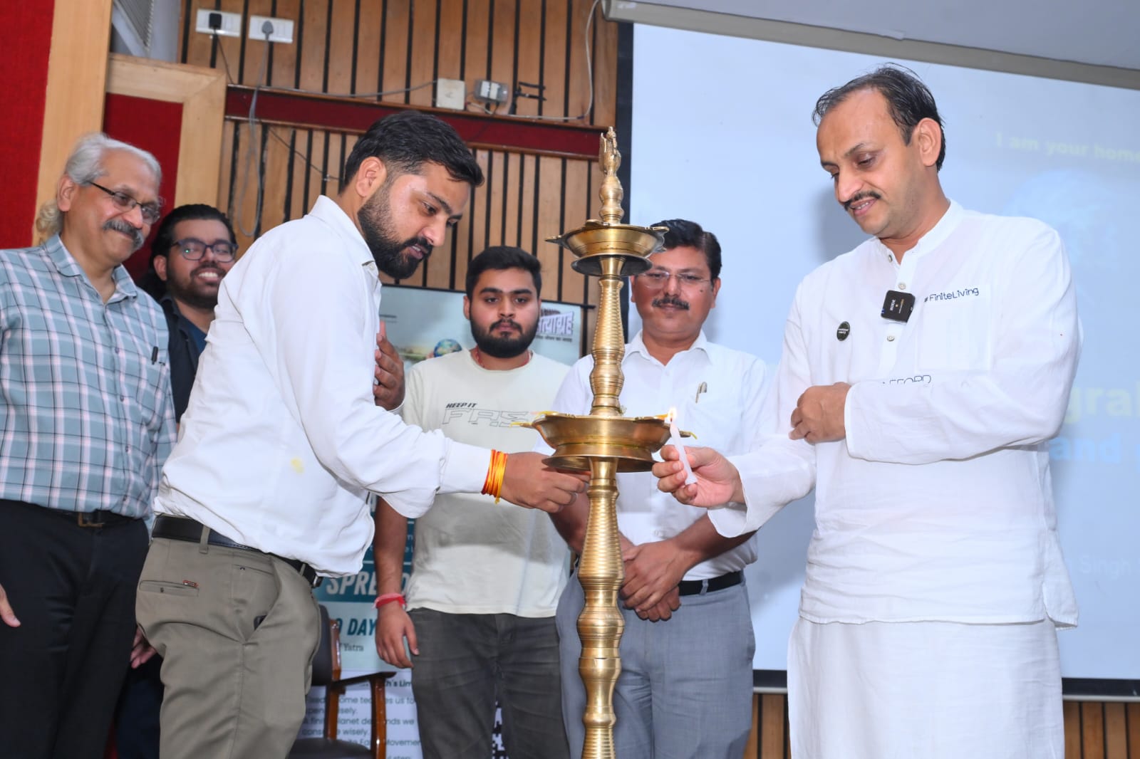 आईआईटी कानपुर में क्लाइमेट सत्याग्रह: दोगुनी रफ्तार से खत्म हो रहे पृथ्वी के संसाधन, बचाना जरूरी​